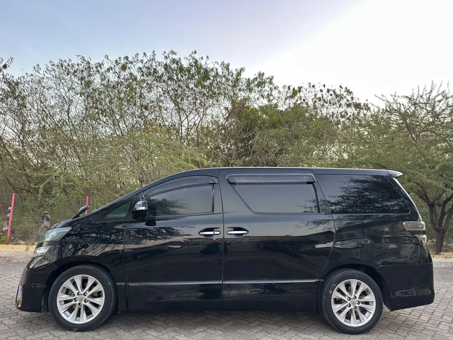 Used Toyota Vellfire 2009 (Reg EBE) thumbnail 8