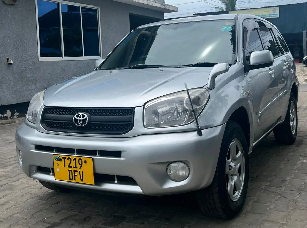 Silver Toyota RAV4 (DFV)