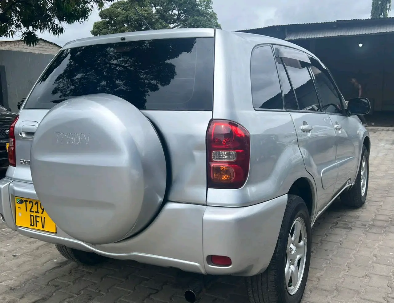 Silver Toyota RAV4 (DFV) thumbnail 3