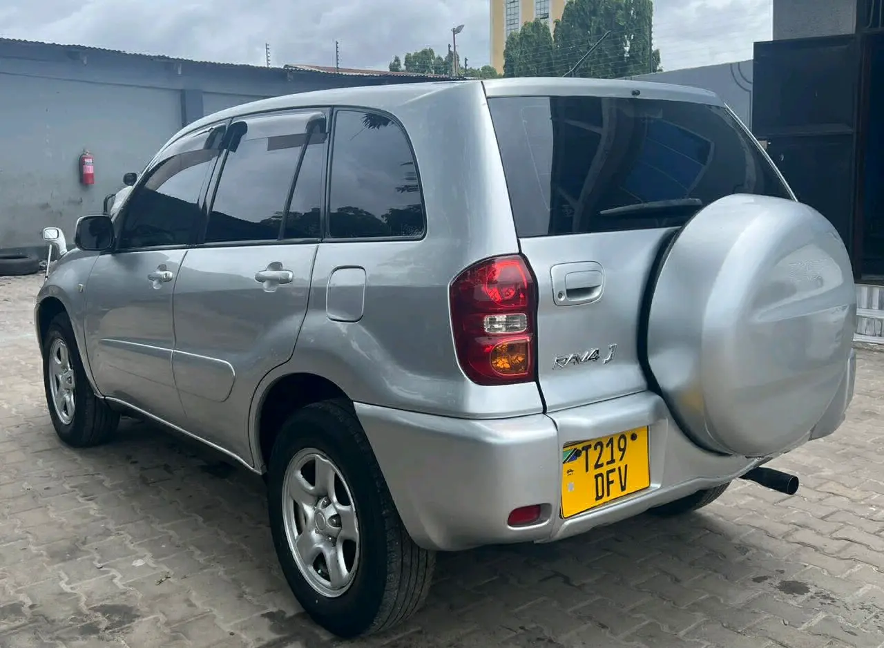 Silver Toyota RAV4 (DFV) thumbnail 4