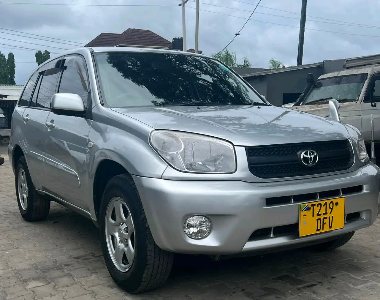 Silver Toyota RAV4 (DFV) thumbnail 5