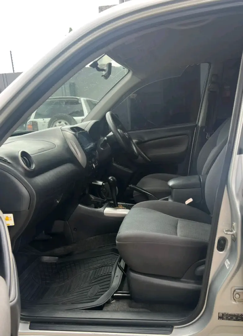 Silver Toyota RAV4 (DFV) thumbnail 6