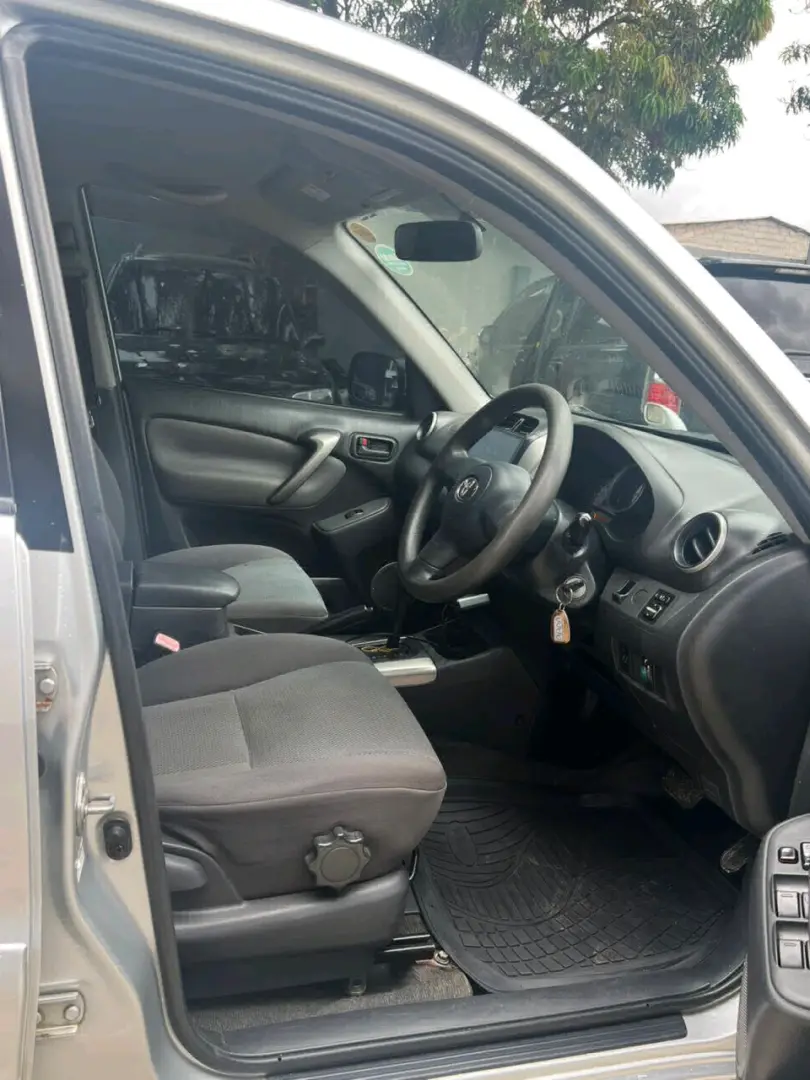 Silver Toyota RAV4 (DFV) thumbnail 7