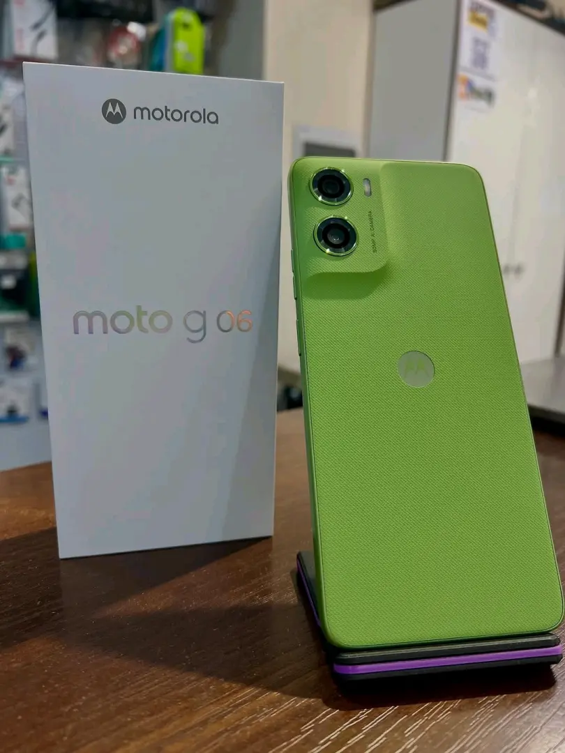 New Motorola G06 Smartphone (Green, 256GB)