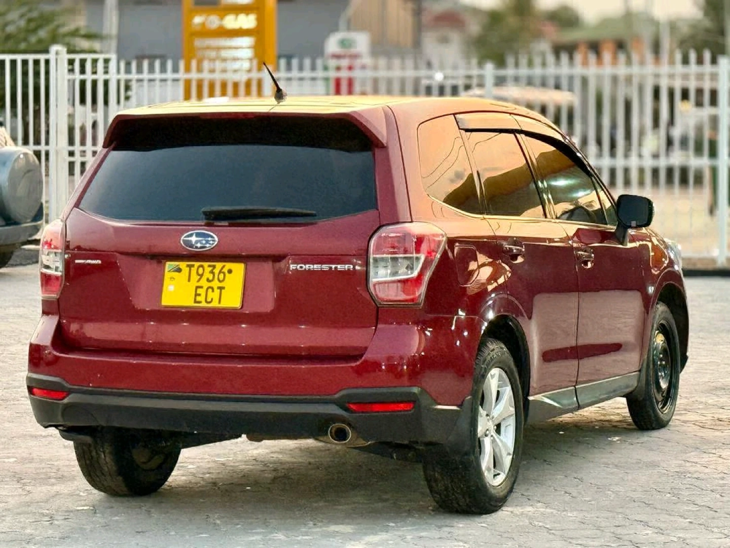 Red Subaru Forester/Impreza SUV thumbnail 3