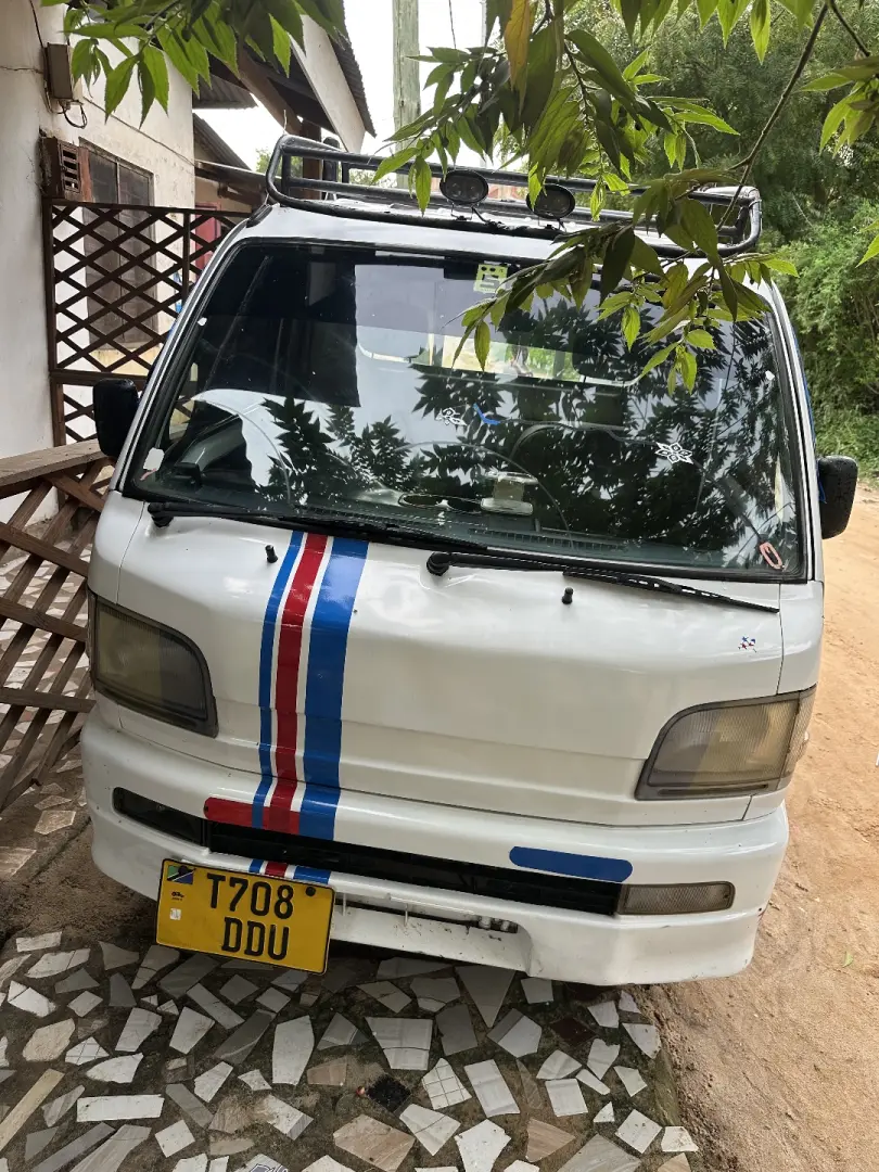 White Small Pickup Truck (Carry) for Sale thumbnail 3