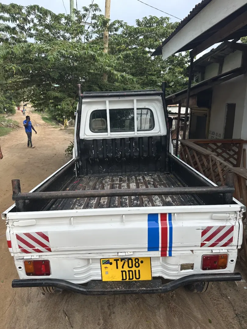 White Small Pickup Truck (Carry) for Sale thumbnail 4