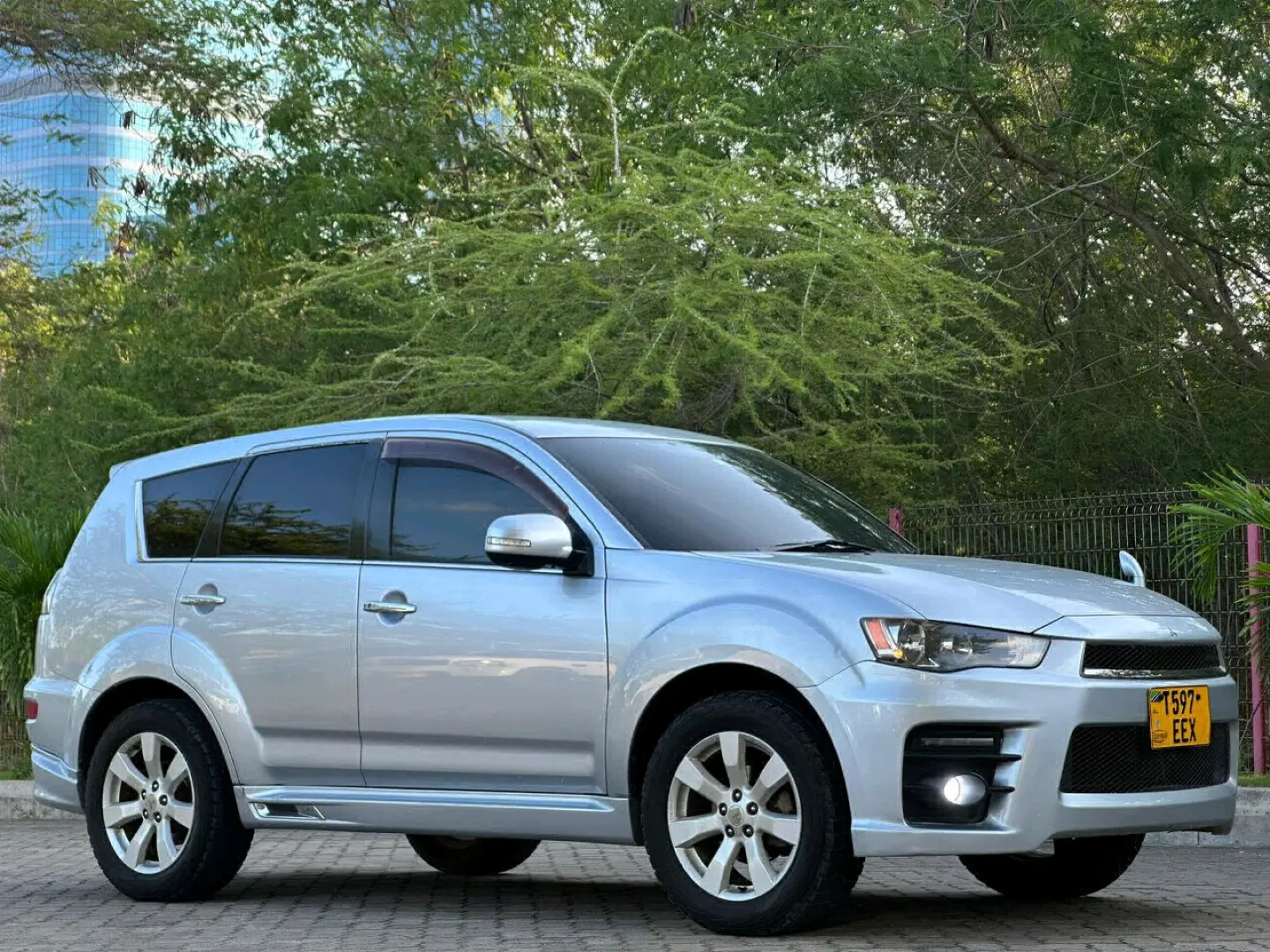 Mitsubishi Outlander SUV 2010 Model thumbnail 2