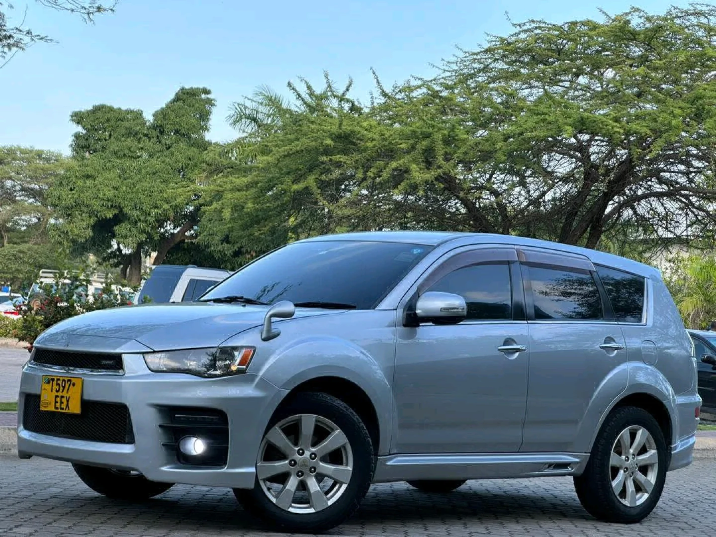 Mitsubishi Outlander SUV 2010 Model thumbnail 3