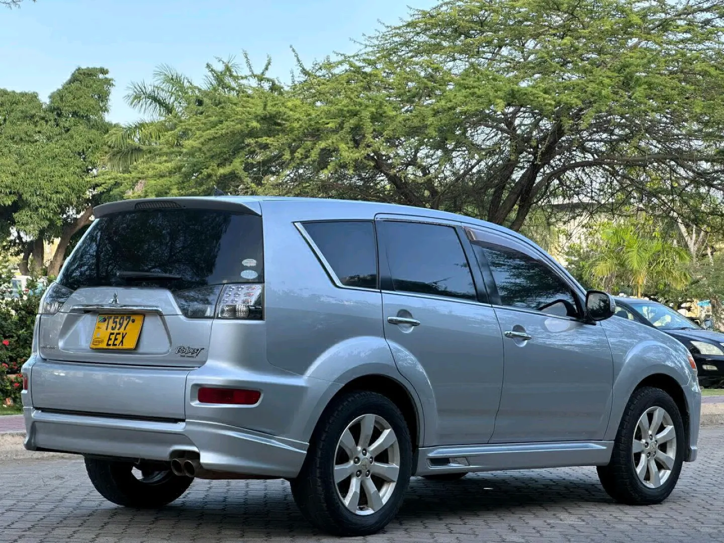Mitsubishi Outlander SUV 2010 Model thumbnail 4