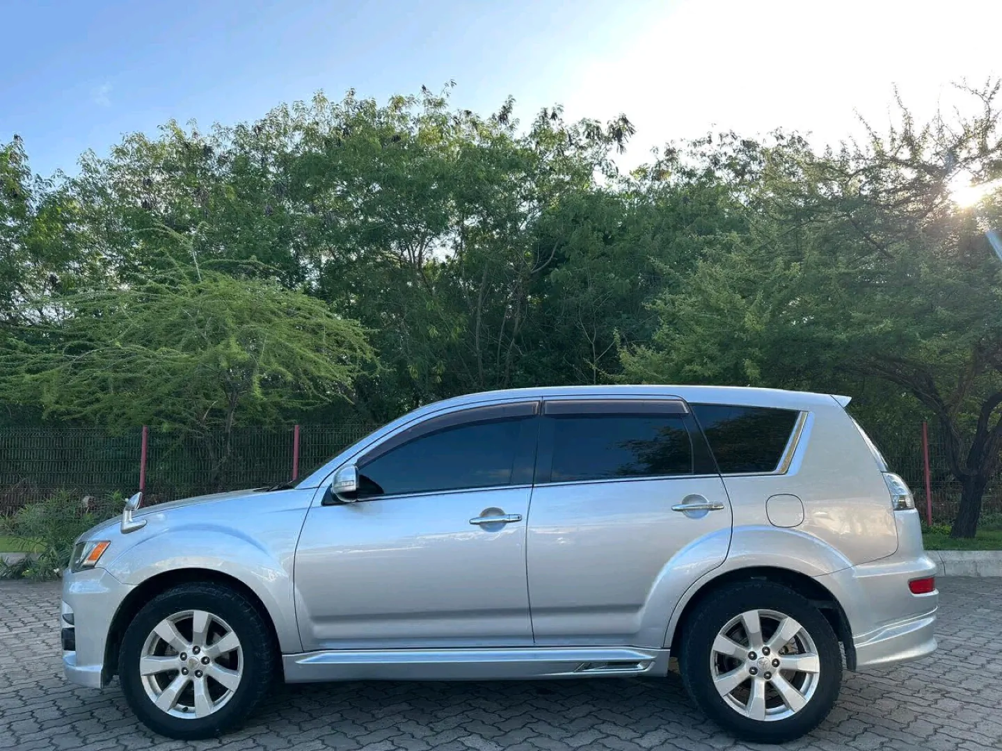 Mitsubishi Outlander SUV 2010 Model thumbnail 5