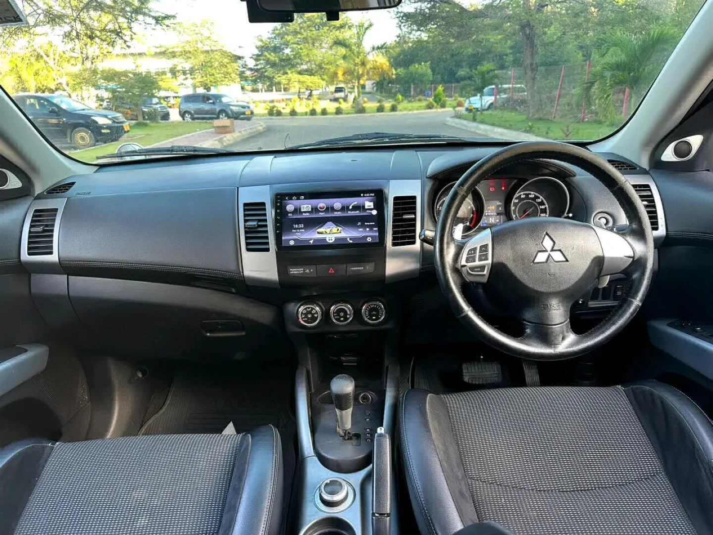 Mitsubishi Outlander SUV 2010 Model thumbnail 6