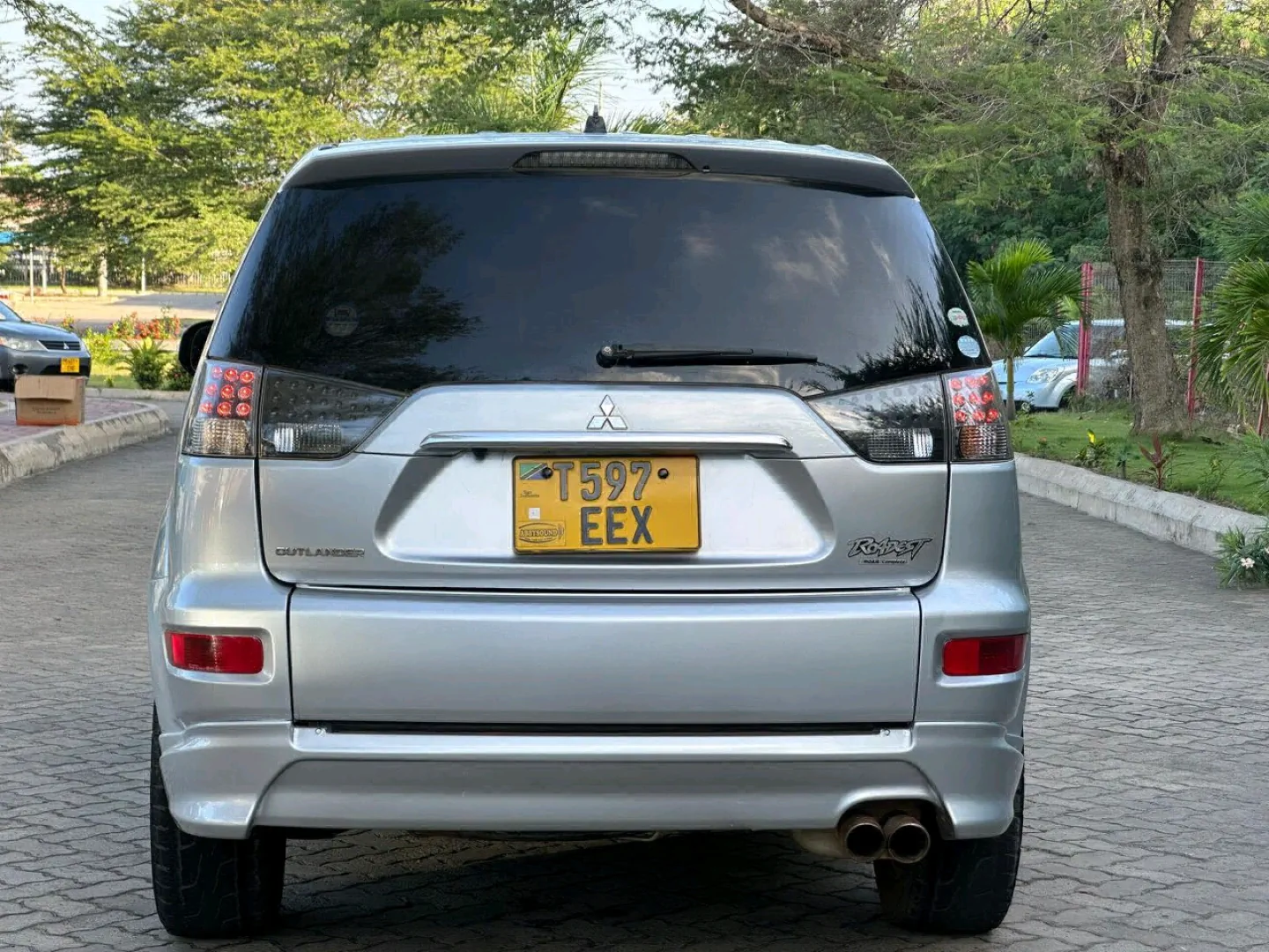 Mitsubishi Outlander SUV 2010 Model thumbnail 8