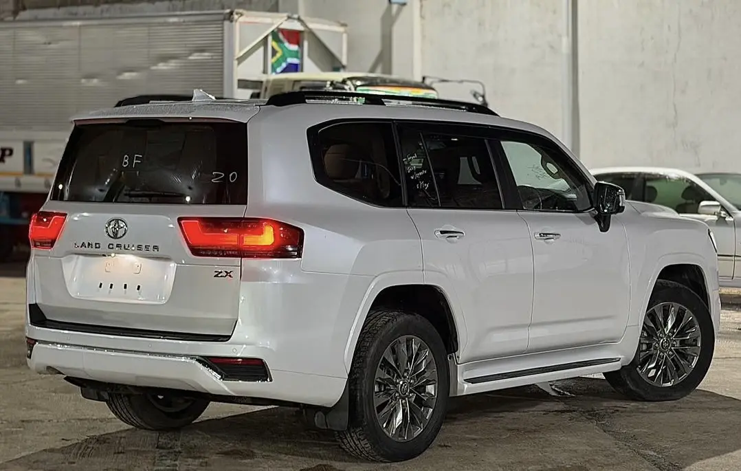 Toyota Land Cruiser 300 ZX 2024 thumbnail 3