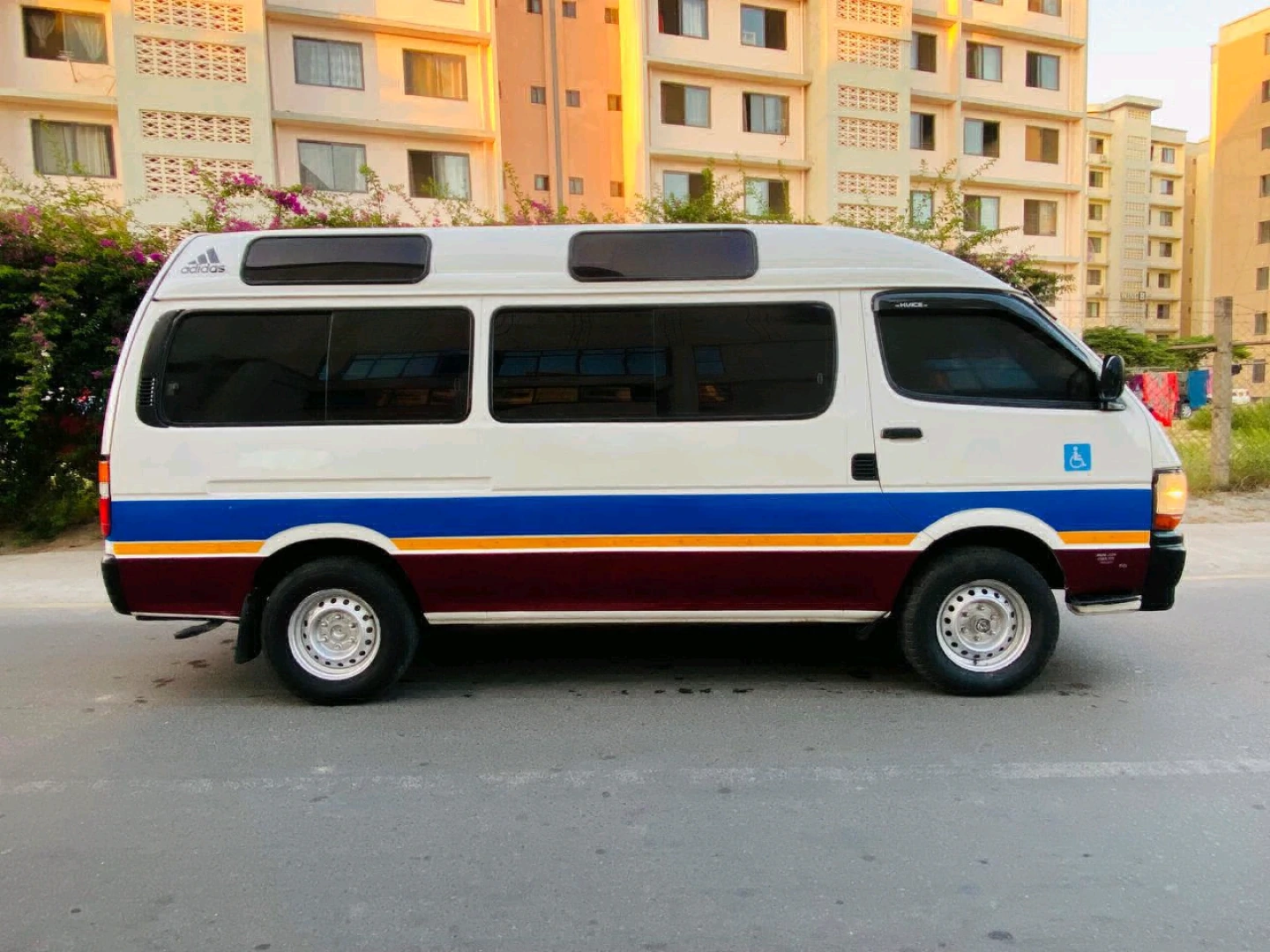 Toyota Hiace Dungu Staff Bus 3L Diesel Manual thumbnail 2