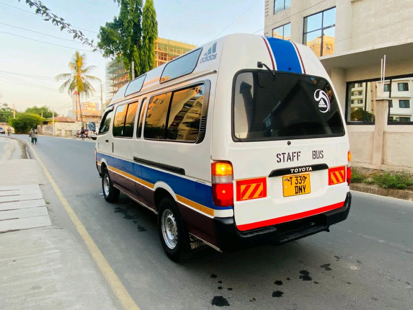Toyota Hiace Dungu Staff Bus 3L Diesel Manual thumbnail 3