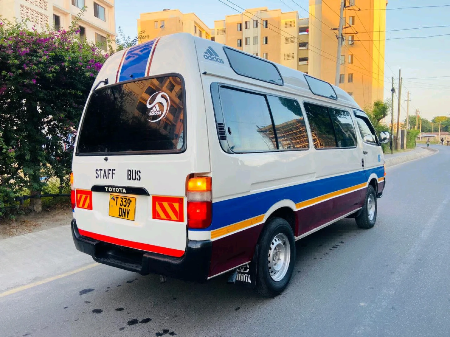 Toyota Hiace Dungu Staff Bus 3L Diesel Manual thumbnail 4
