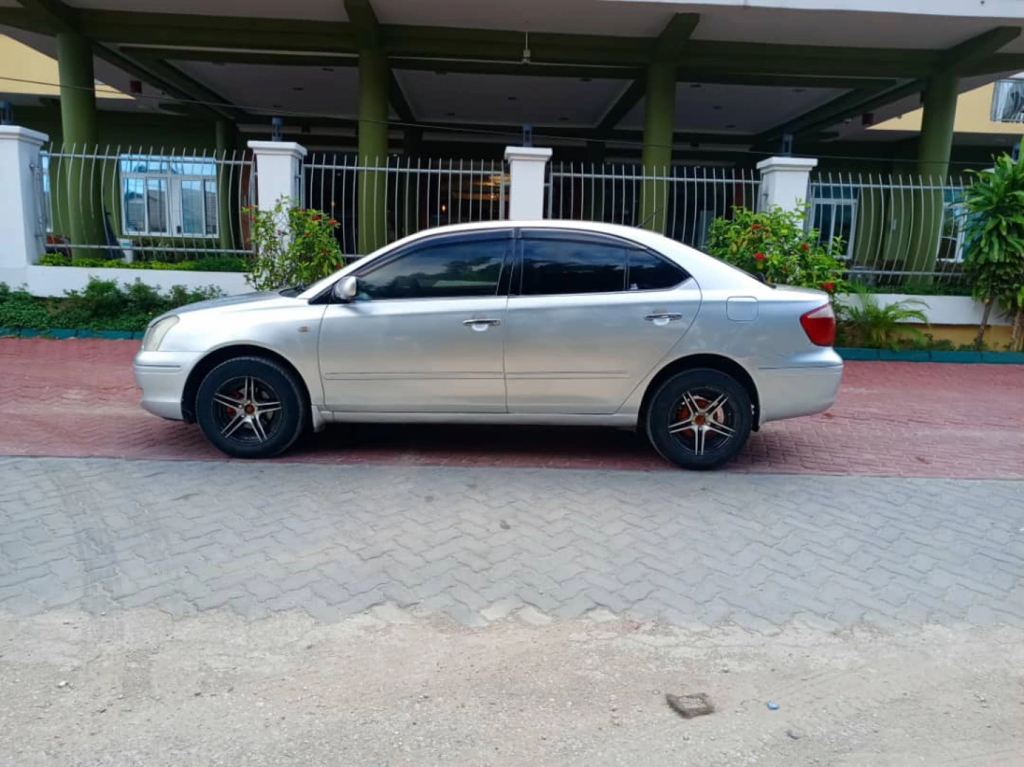 Toyota Premio Sedan 2004 Model thumbnail 2