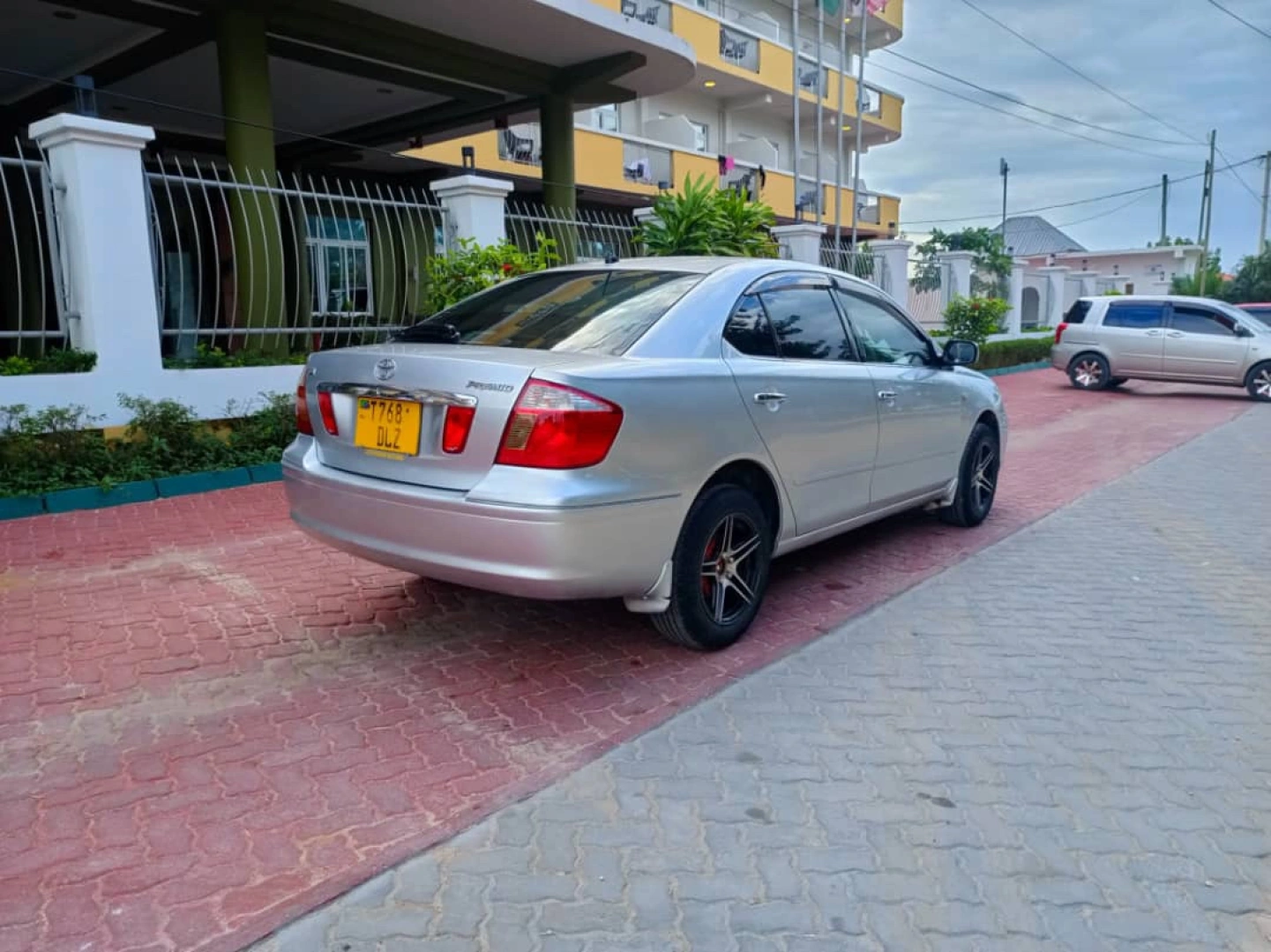 Toyota Premio Sedan 2004 Model thumbnail 3