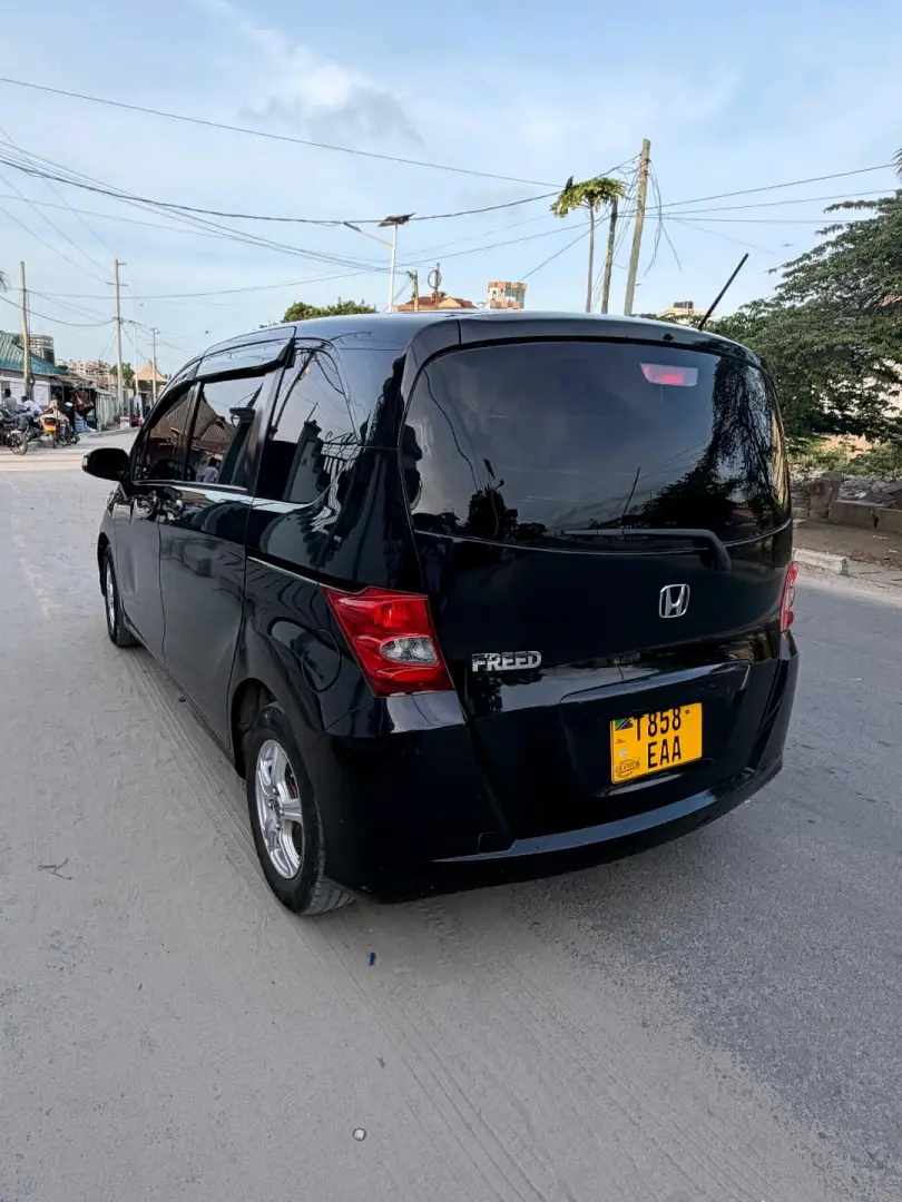 Honda Freed Minivan 2010 Nyeusi thumbnail 3