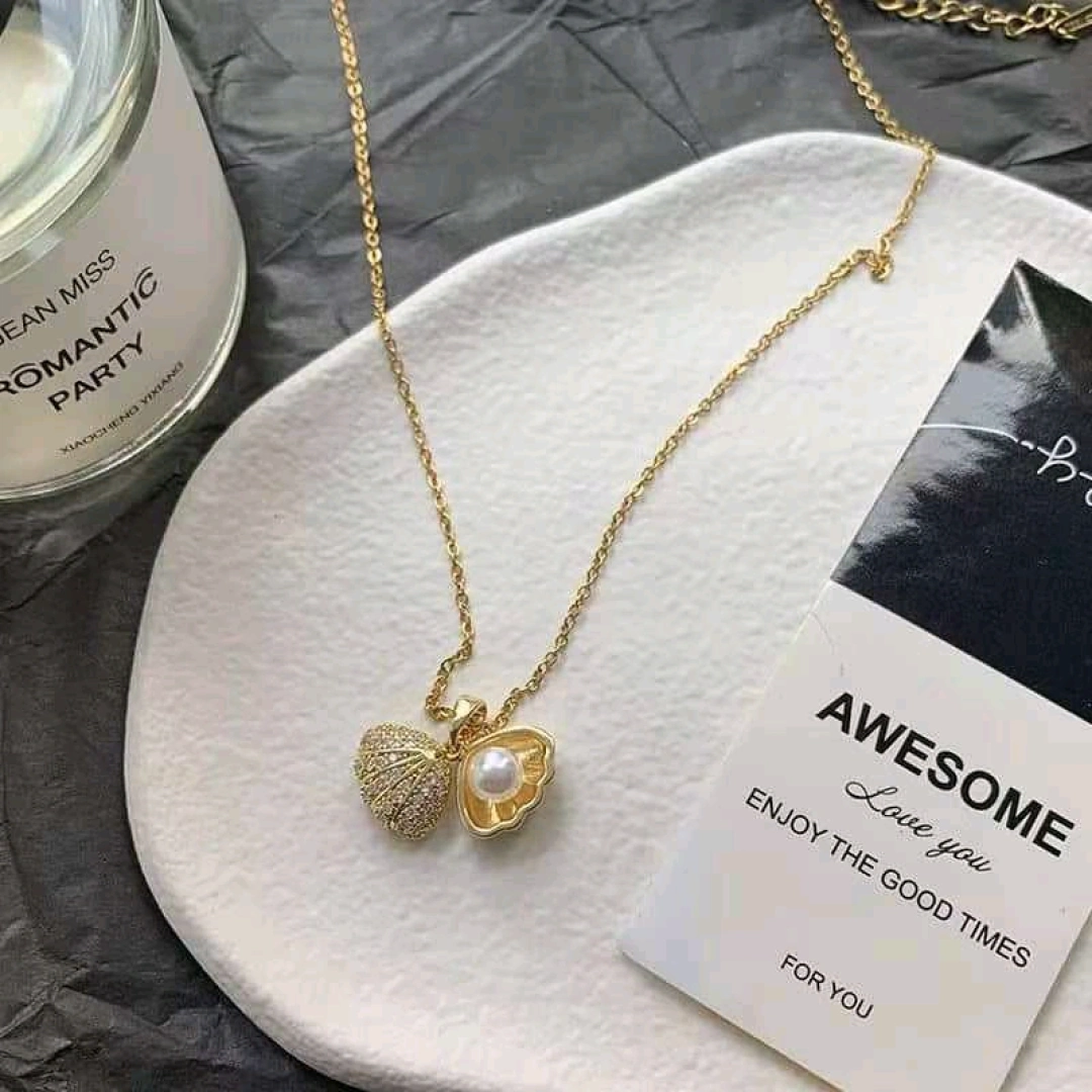 Gold Heart Pendant Necklace with Pearl