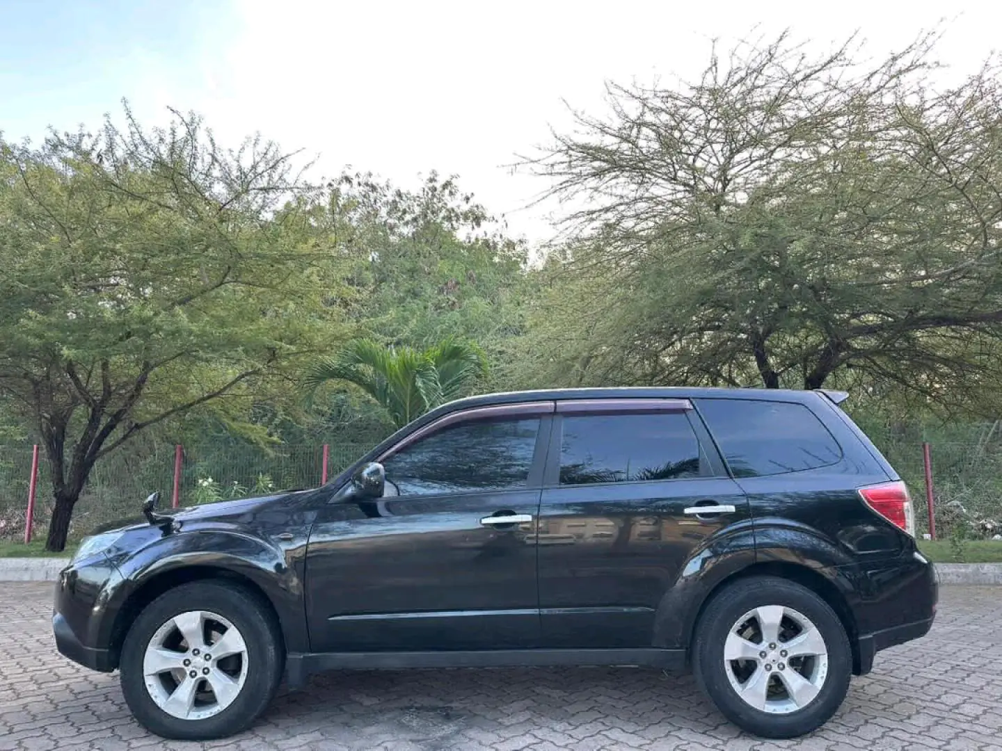 2009 Black Subaru Forester Non-Turbo thumbnail 3