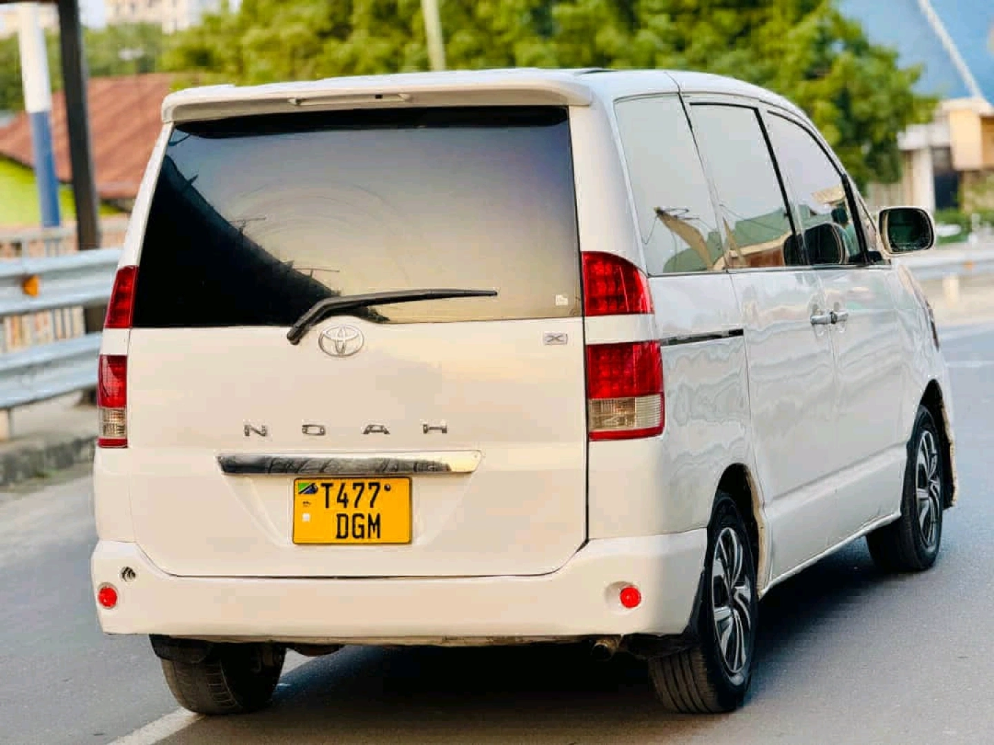 Toyota Noah New Model Minivan 2005 thumbnail 2