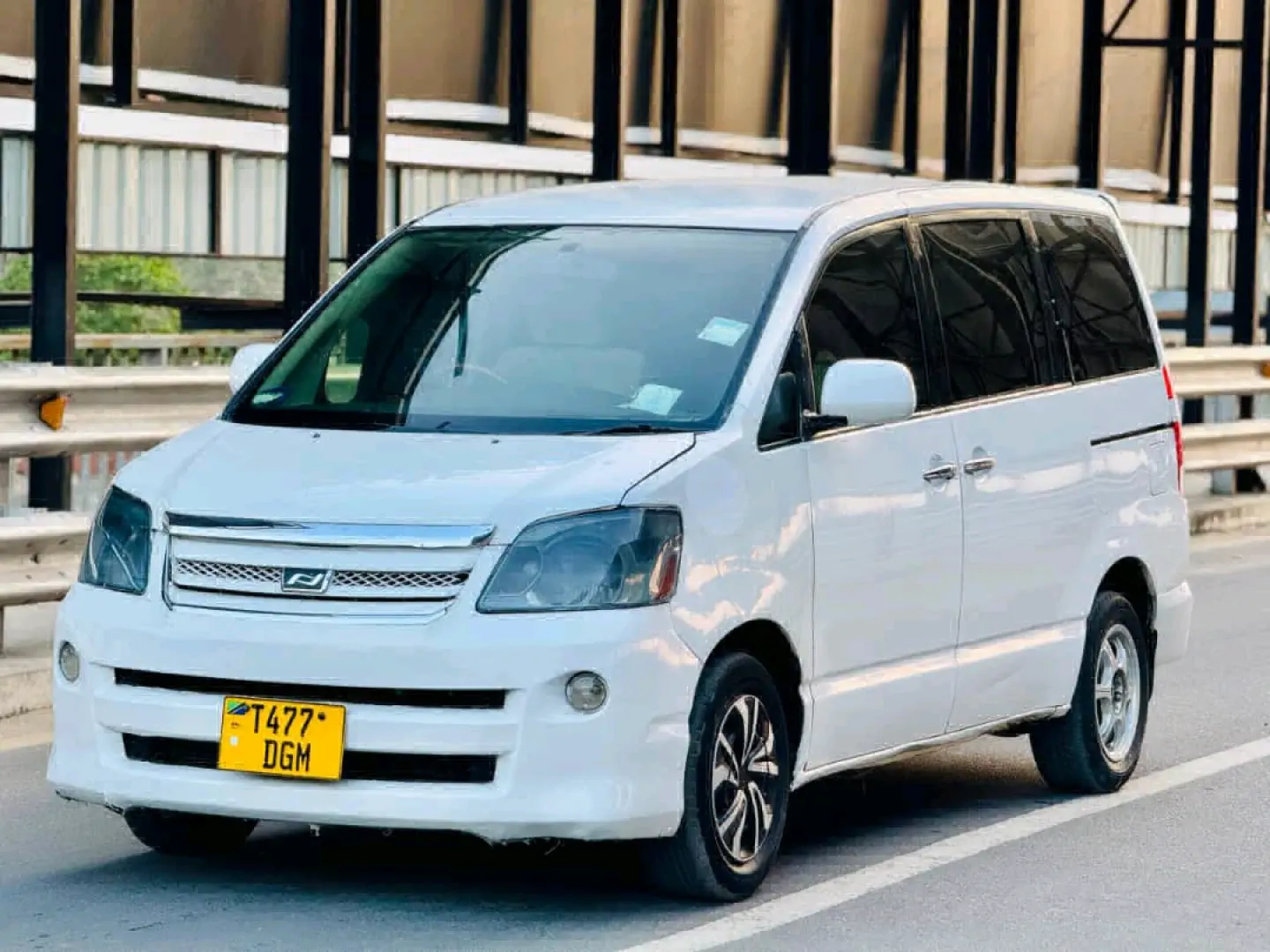 Toyota Noah New Model Minivan 2005 thumbnail 3