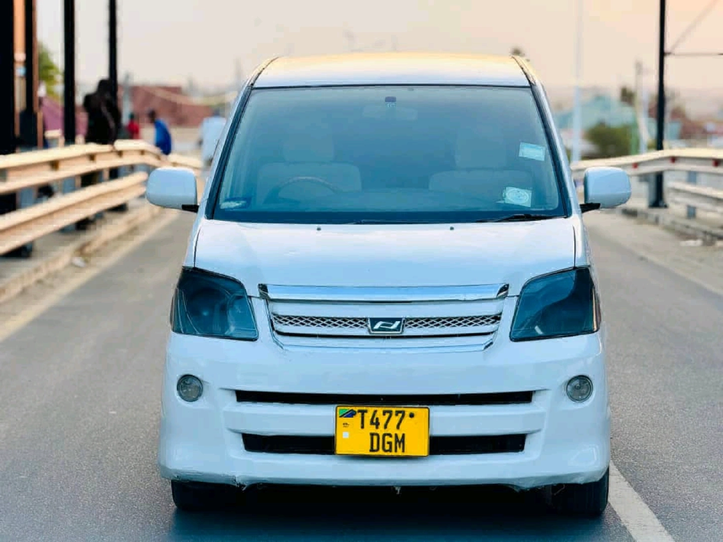 Toyota Noah New Model Minivan 2005 thumbnail 4