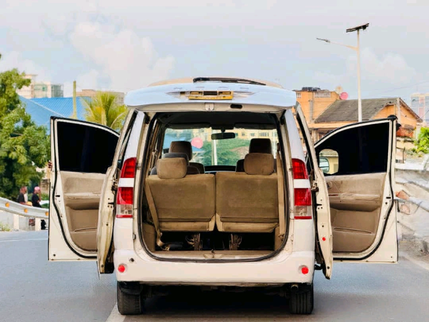 Toyota Noah New Model Minivan 2005 thumbnail 5