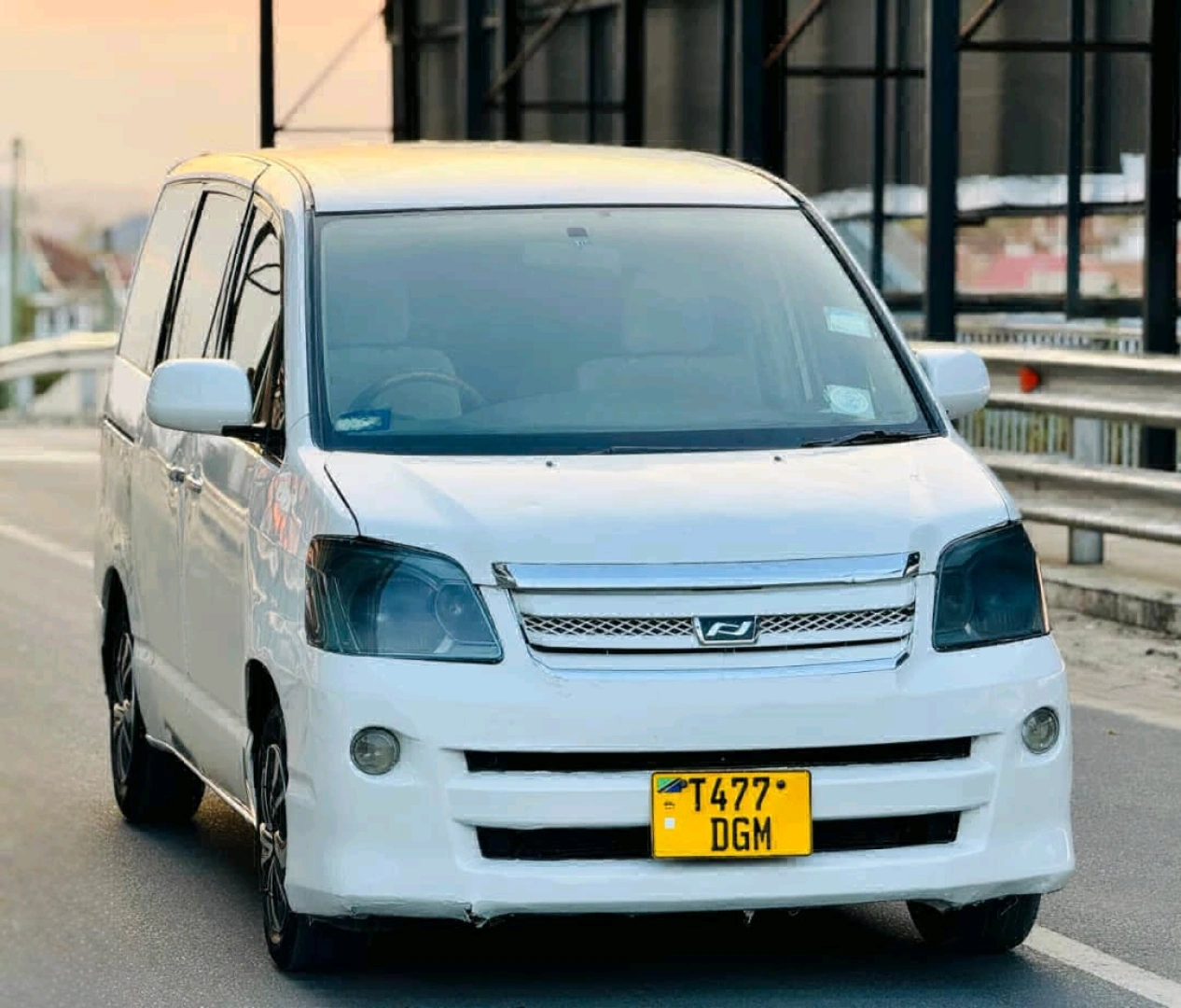 Toyota Noah New Model Minivan 2005 thumbnail 6