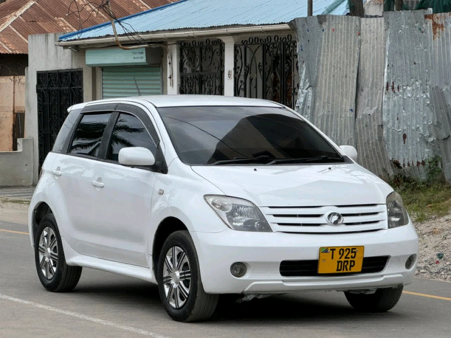Toyota Ist Pearl White CC 1490 thumbnail 2