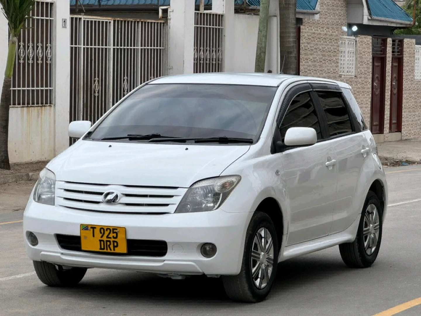 Toyota Ist Pearl White CC 1490 thumbnail 3