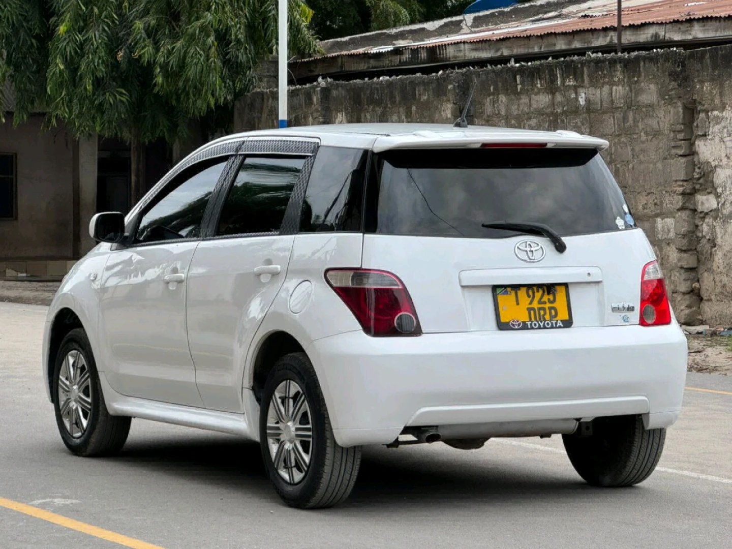 Toyota Ist Pearl White CC 1490 thumbnail 4
