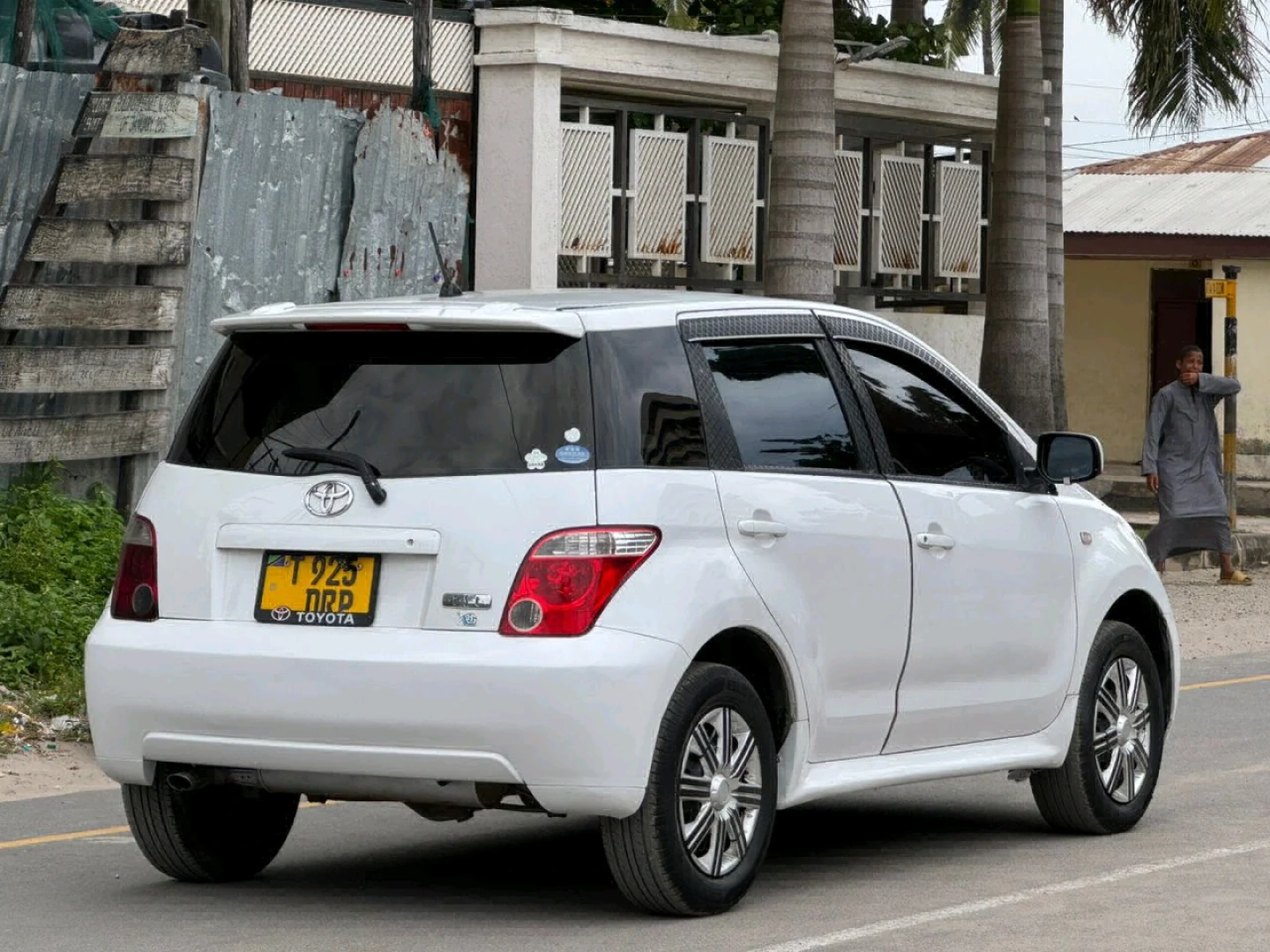 Toyota Ist Pearl White CC 1490 thumbnail 9