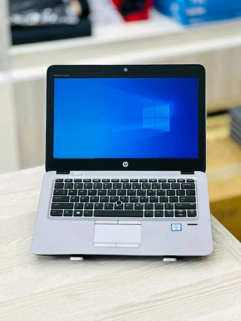 HP EliteBook 820 G3 Laptop (Core i3, 4GB RAM)