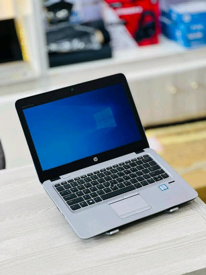 HP EliteBook 820 G3 Laptop (Core i3, 4GB RAM) thumbnail 2