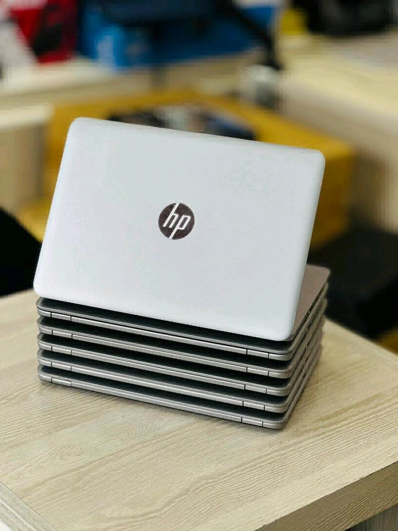 HP EliteBook 820 G3 Laptop (Core i3, 4GB RAM) thumbnail 3