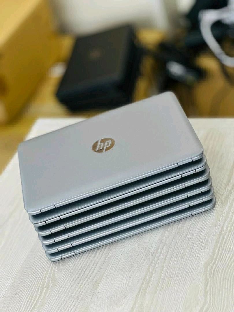 HP EliteBook 820 G3 Laptop (Core i3, 4GB RAM) thumbnail 4
