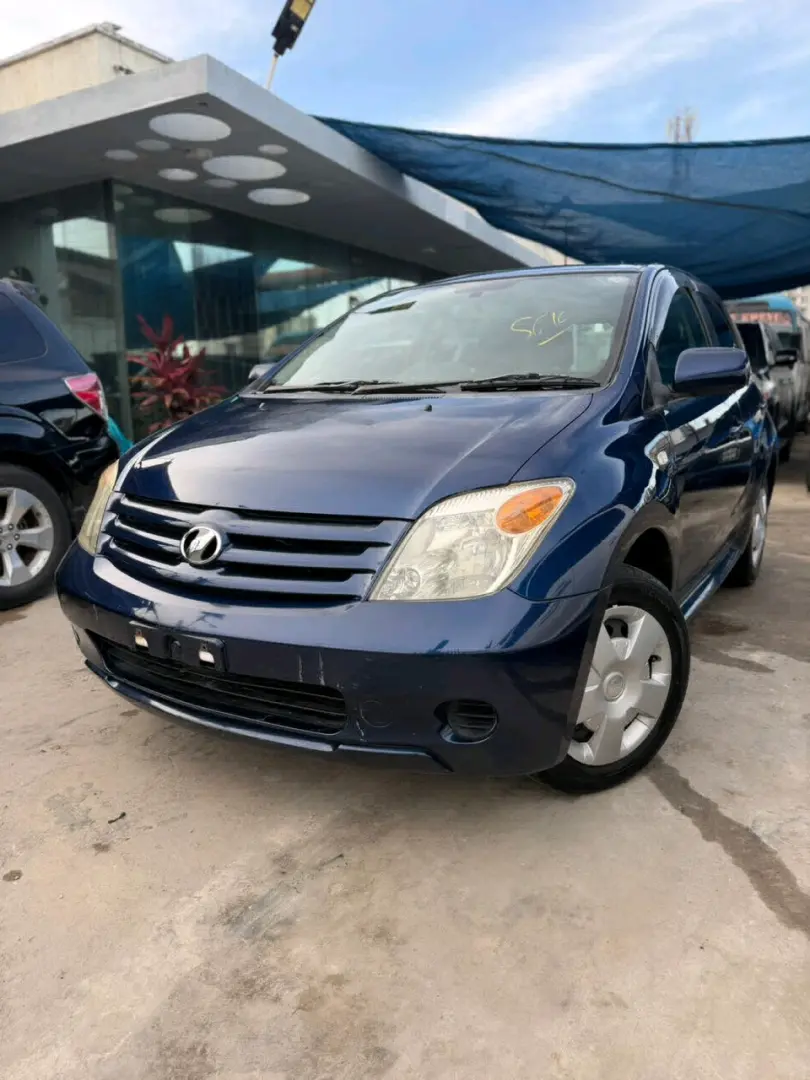 Dark Blue Toyota Ist 2005 (1490cc) thumbnail 2