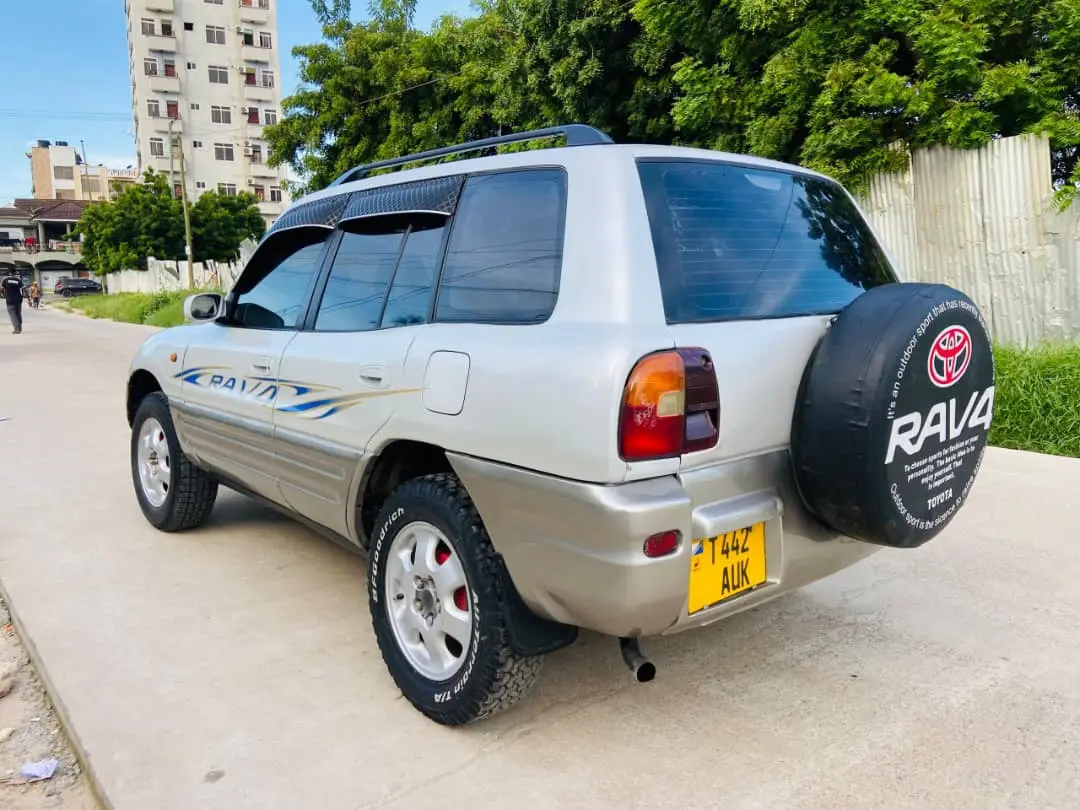 Toyota RAV4 (AUK) thumbnail 4