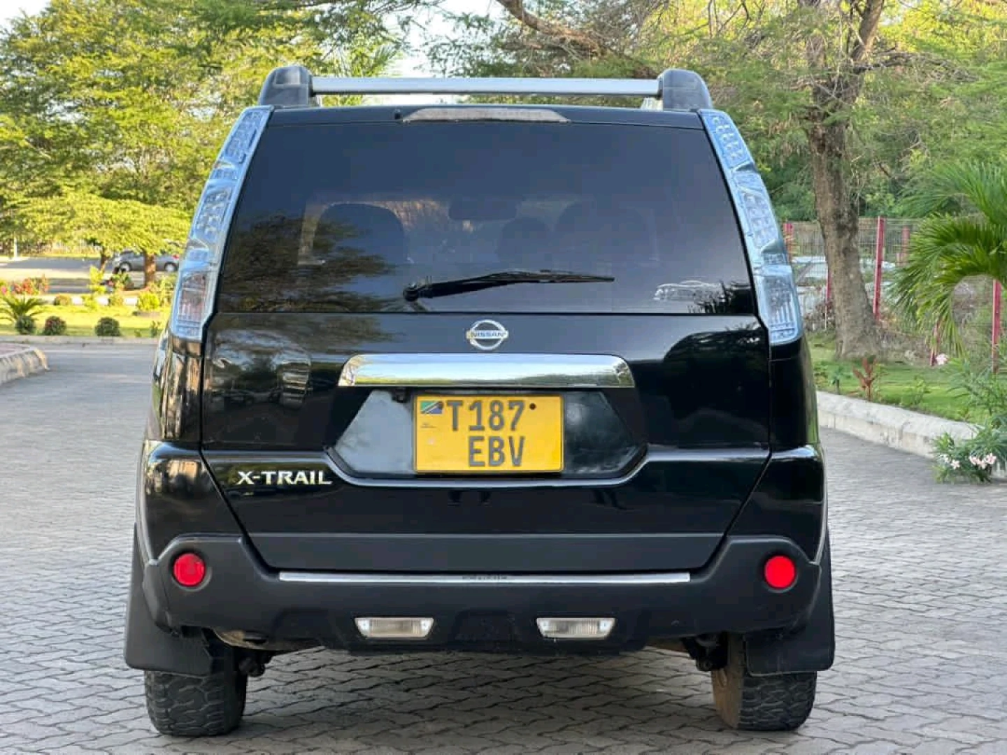 Black Nissan X-Trail SUV 2010 (1990cc) - Exchange Allowed thumbnail 2