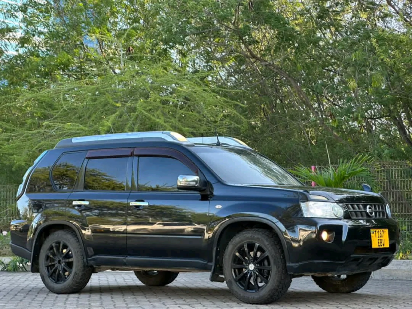 Black Nissan X-Trail SUV 2010 (1990cc) - Exchange Allowed thumbnail 3
