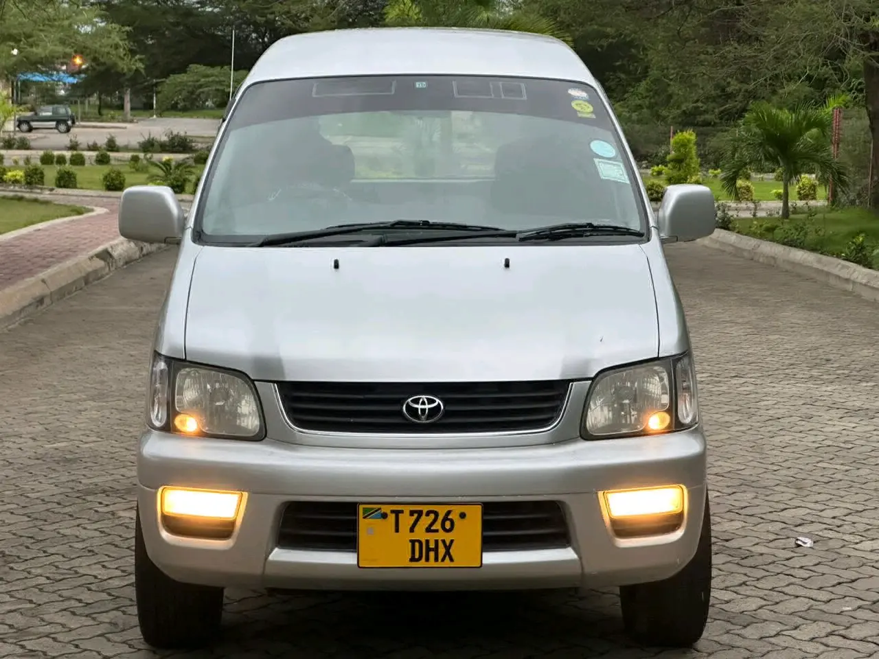 Toyota LiteAce Noah (Silver)