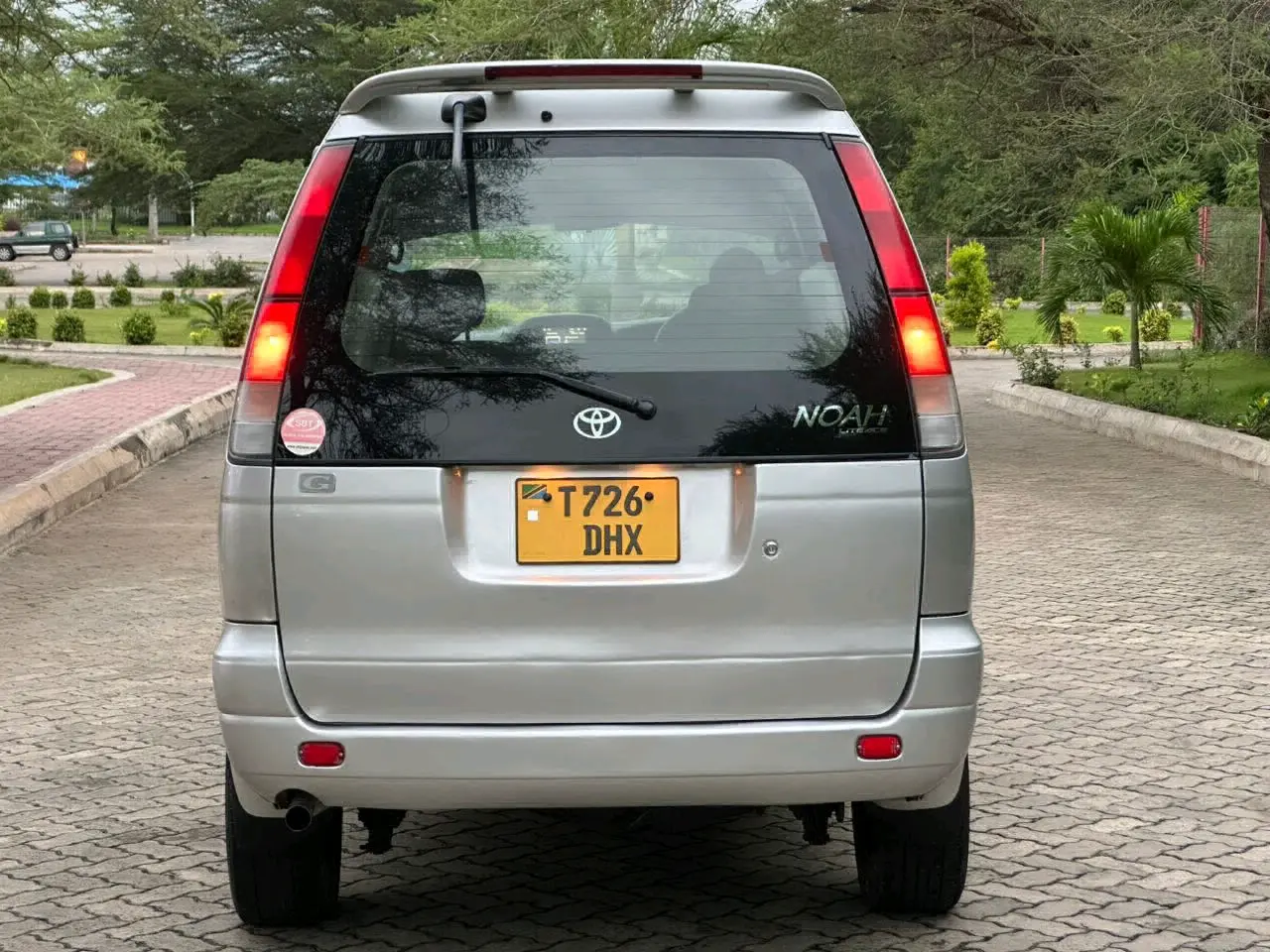 Toyota LiteAce Noah (Silver) thumbnail 2