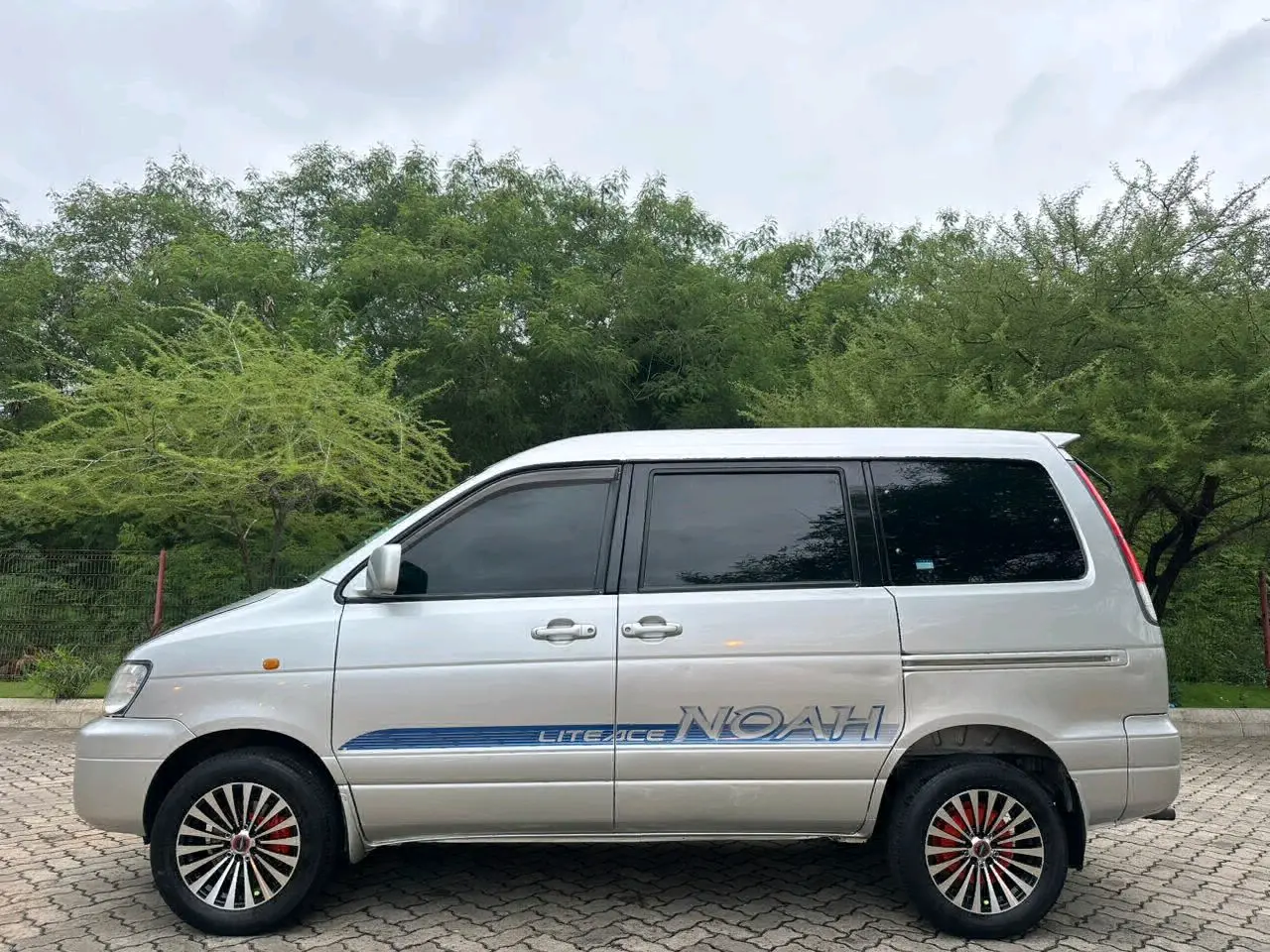 Toyota LiteAce Noah (Silver) thumbnail 3