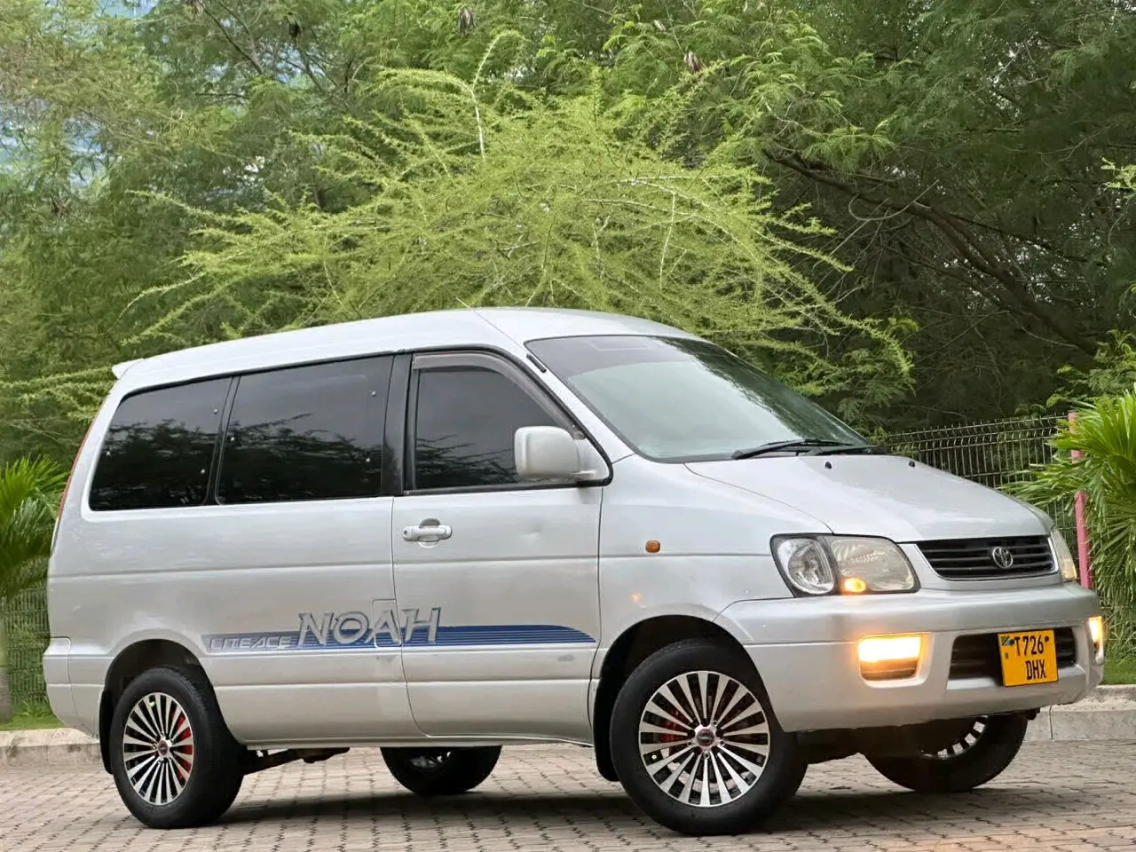 Toyota LiteAce Noah (Silver) thumbnail 4