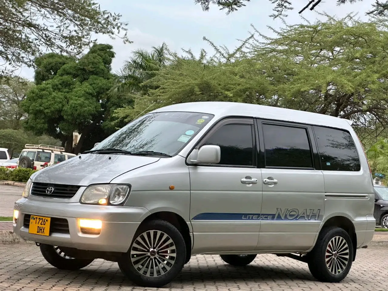 Toyota LiteAce Noah (Silver) thumbnail 5