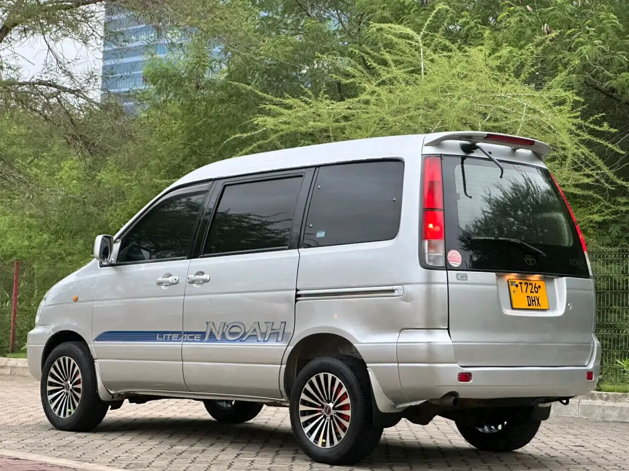Toyota LiteAce Noah (Silver) thumbnail 6