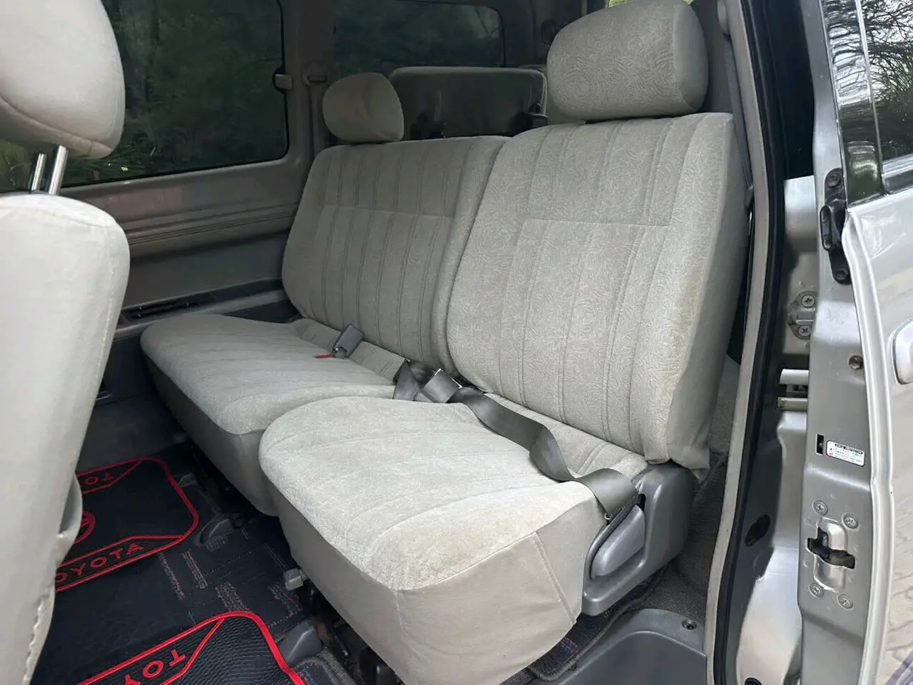 Toyota LiteAce Noah (Silver) thumbnail 9